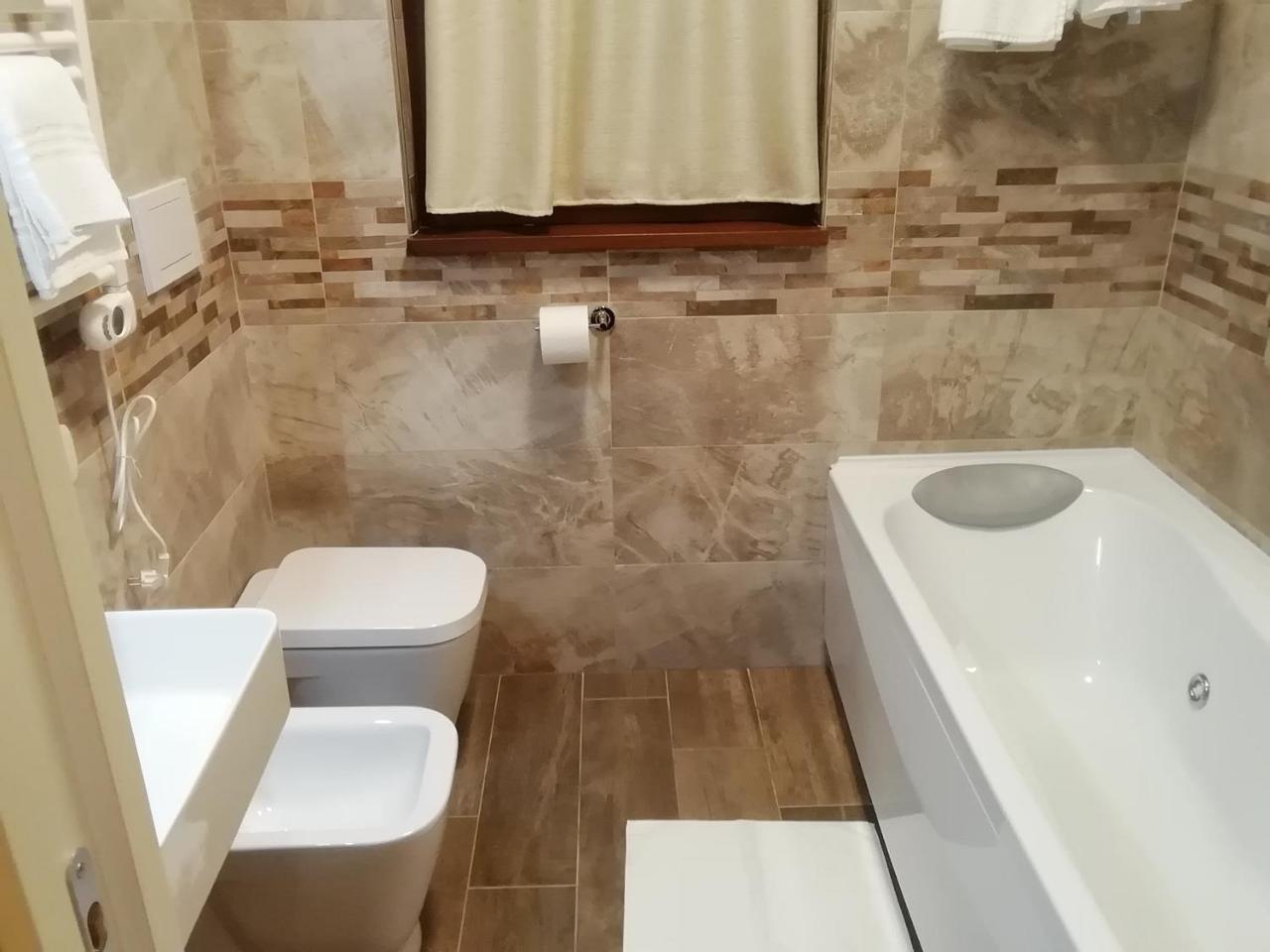 洛卡拉迪瓦赛瑞萨公寓 Treia 外观 照片