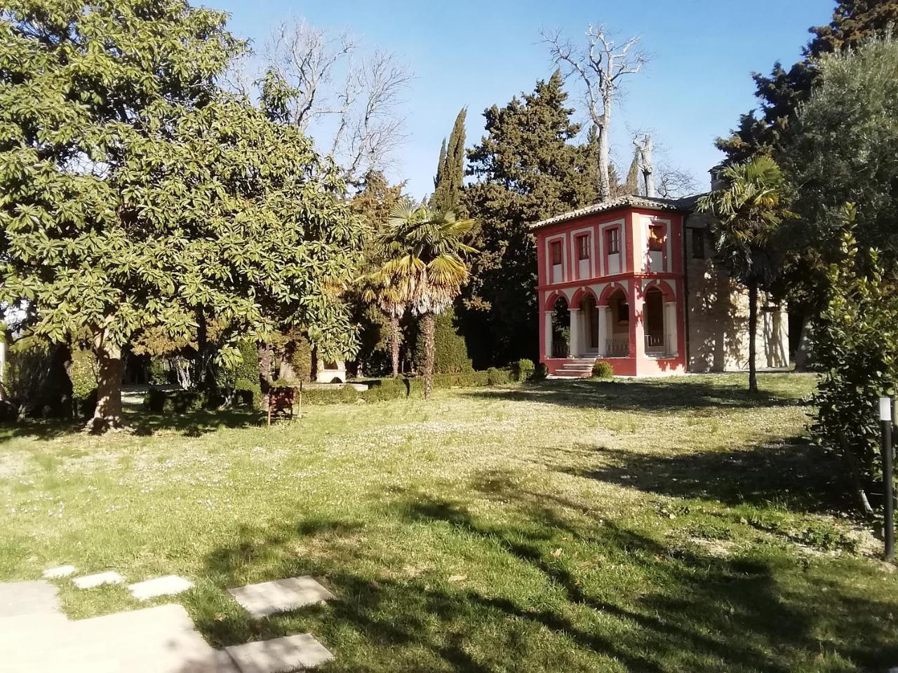 洛卡拉迪瓦赛瑞萨公寓 Treia 外观 照片